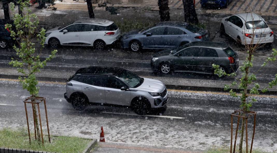 Ankara'yı dolu vurdu. Başkent beyaza büründü yollar göle döndü 9